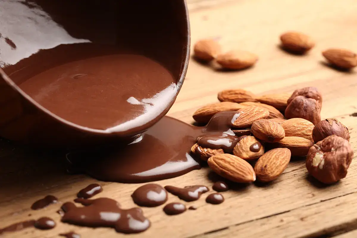 Mandorle e cioccolato per il buon umore La felicit&agrave; si trova nell'alimentazione